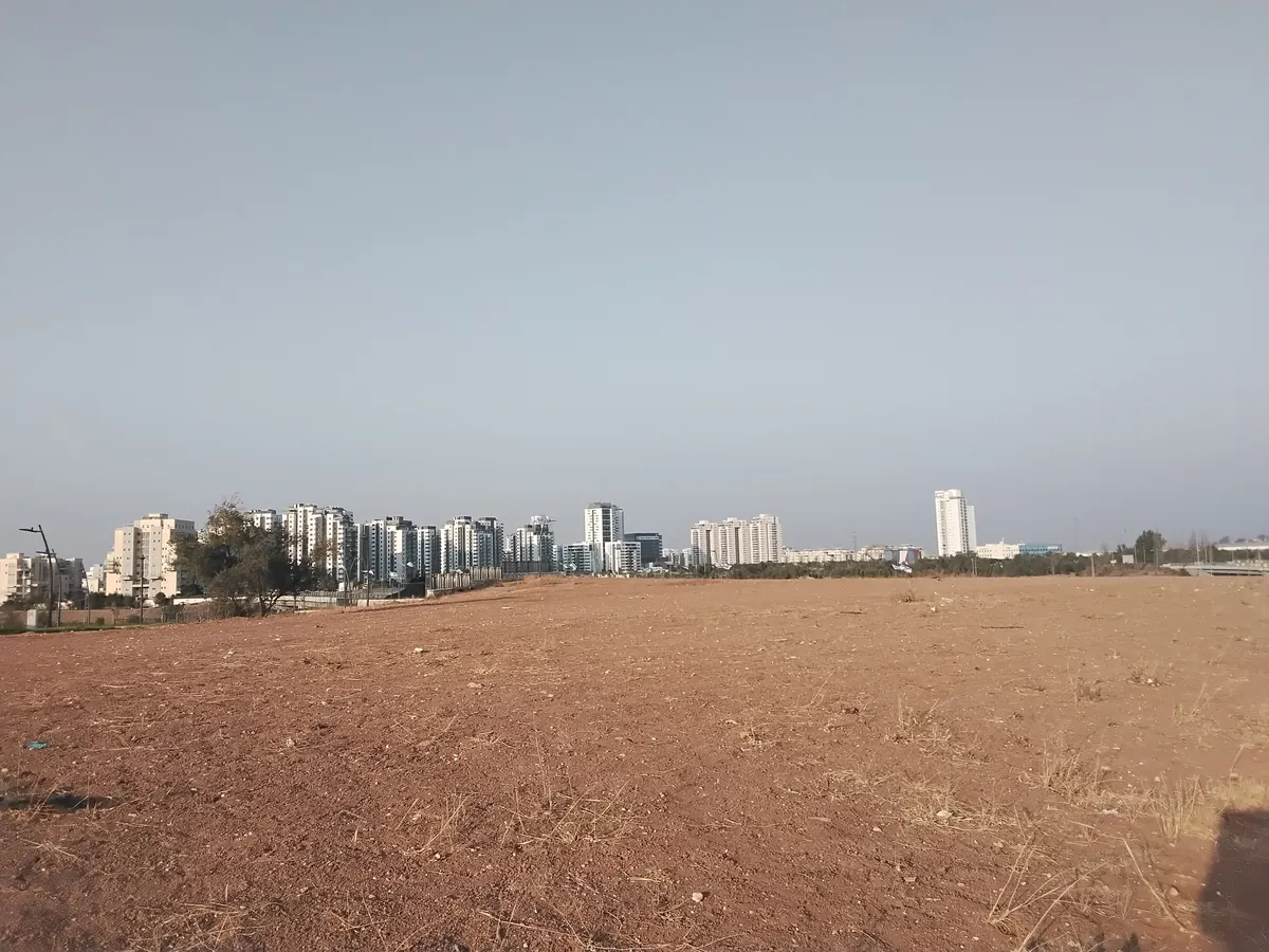 Carmei Gat seen from the entrance to Kiryat Gat